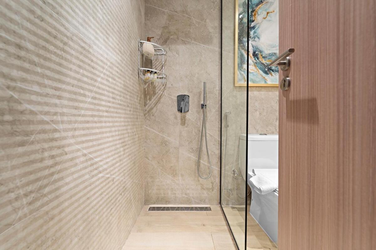 First Class Contemporary Living In Jvt Apartment *
